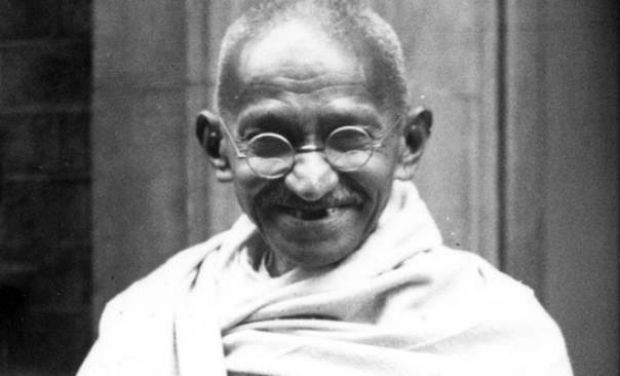 mahatma-ghandi sonriendo