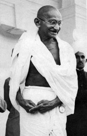 mahatma-ghandi en medio de un enorme publico