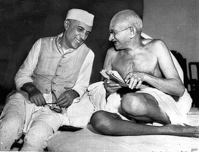 mahatma ghandi hablando con el primer ministro nehru