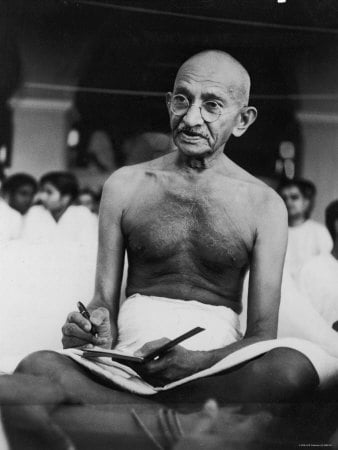 mahatma-ghandi escribiendo en su cuaderno