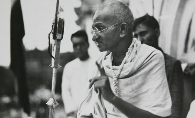 mahatma-ghandi hablando por micrófono a una audiencia