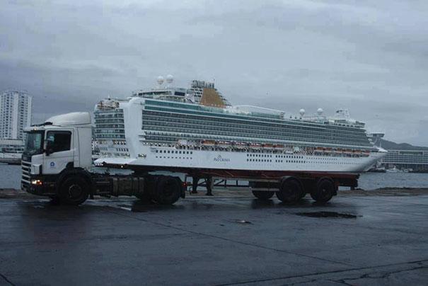 trailer remolcando un crucero