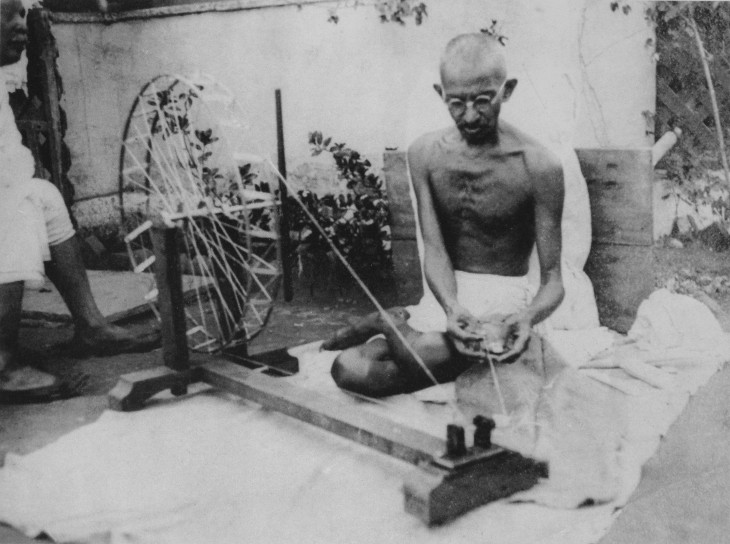 GANDHI DEMOSTRANDO SUS HABILIDADES EN EL TEJIDO