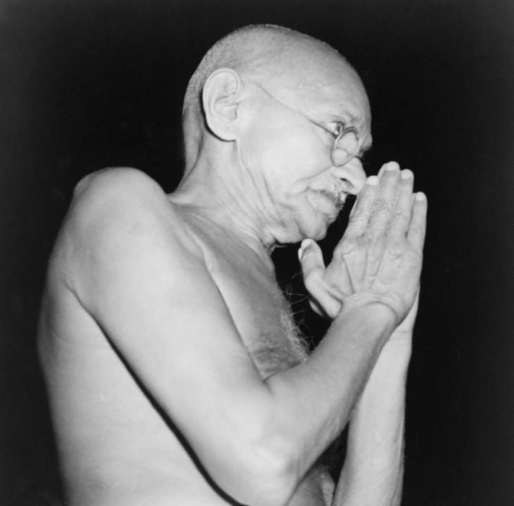 GANDHI MEDITANDO ANTE MILES DE SEGUIDORES