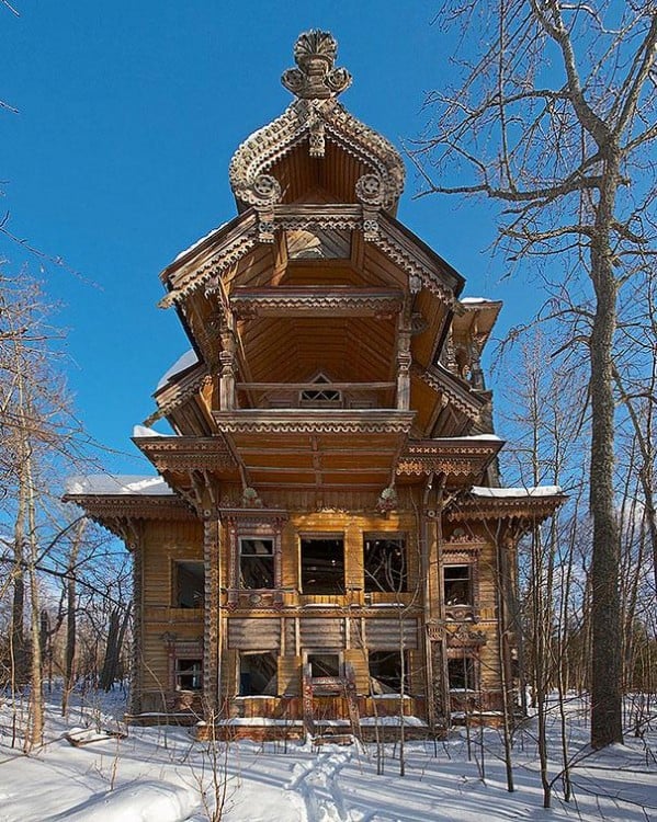 CASA DE MADERA ABANDONADA EN RUSIA EN MEDIO DEL BOSQUE. AUN SE CONSERVA