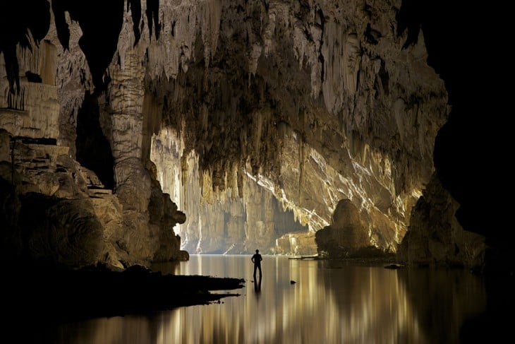 Hombre dentro de una cueva escondida en Tailandia 