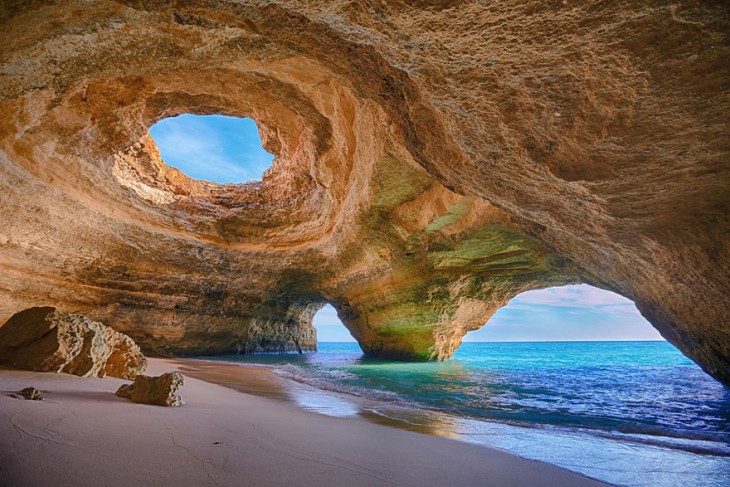 Cueva marina ubicada en Algarve, Portugal 