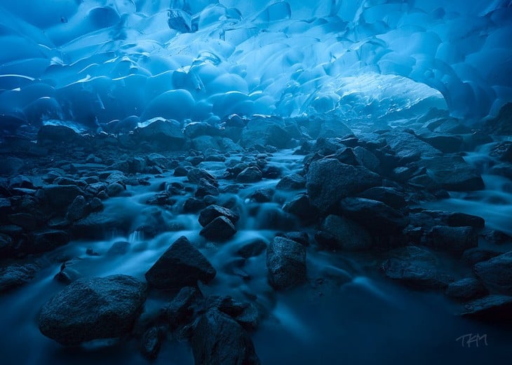 Impresionante cueva ubicada en el Glaciar Mendenhall en Alaska, Estados Unidos 