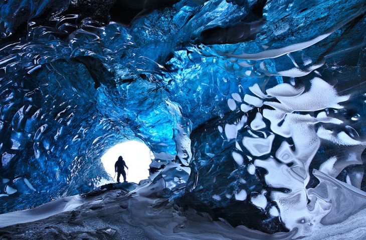 Un hombre apunto de salir de la cueva glaciar en Vatnajokull, Islandia