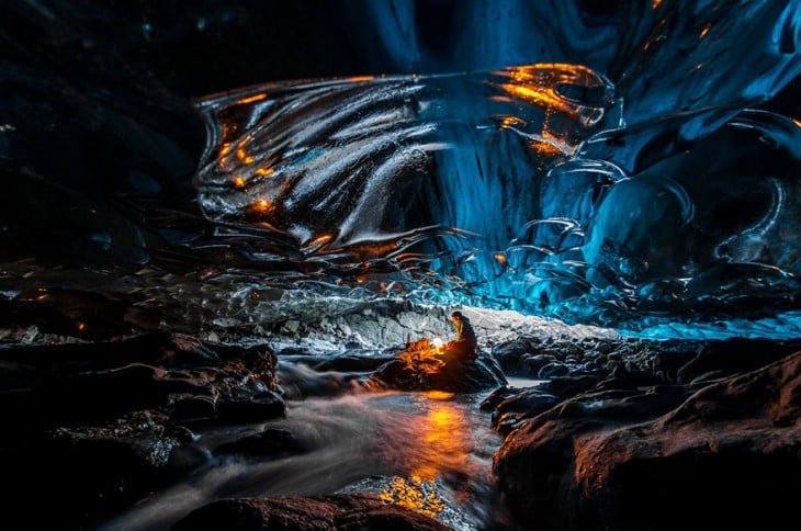 Persona dentro de la cueva del glaciar Vatnajokull en Islandia