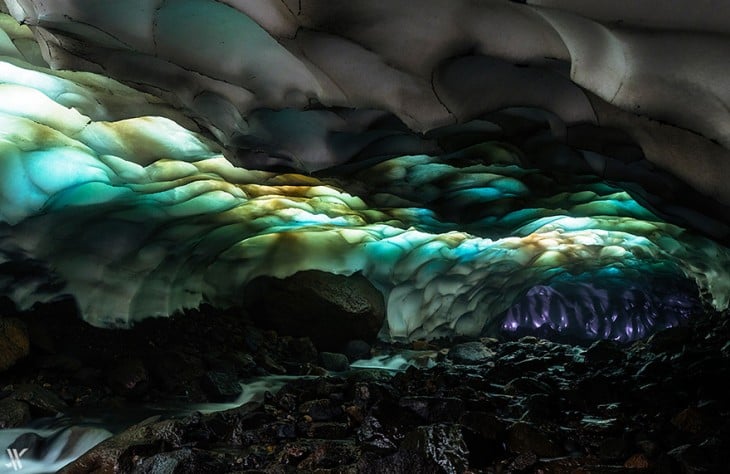 colores del interior de la cueva de hielo ubicada al volcán Muntnovsky en Rusia