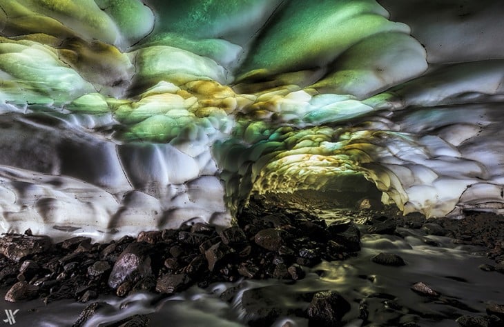 interior de la cueva de hielo al volcán de Muntnovsky, Rusia