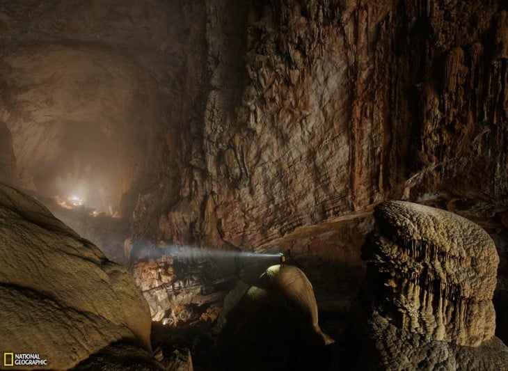 Minero dentro de la Cueva Son Doong en Vietnam 