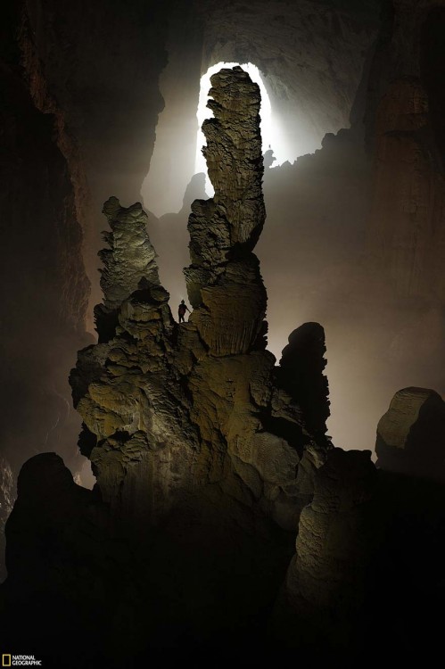 Grandes rocas dentro de la Cueva Son Doong en Vietnam 