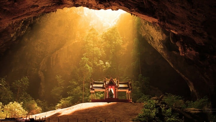 Pequeña caballa dentro de la cueva ubicada en Phraya Nakhon Cave, Thailandia