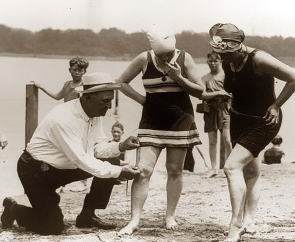 Medición de trajes de baño, si eran muy cortos, las mujeres eran multadas, 1920