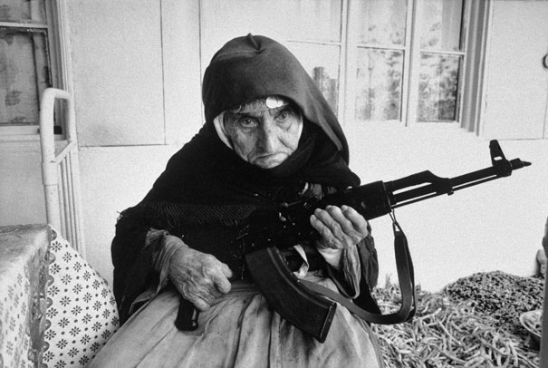 Mujer Armenia de 109 años, cuidando su casa, 1990