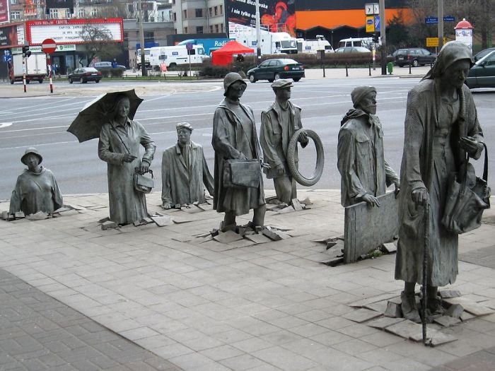 escultura de los transeuntes anónimos en Polonia