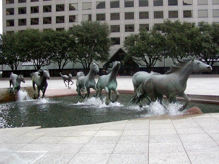 estatua caballos corriendo Texas