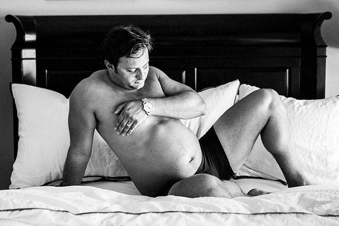 Esposo se toma fotos divertidas simulando un embarazo acompañando el embarazo de su esposa