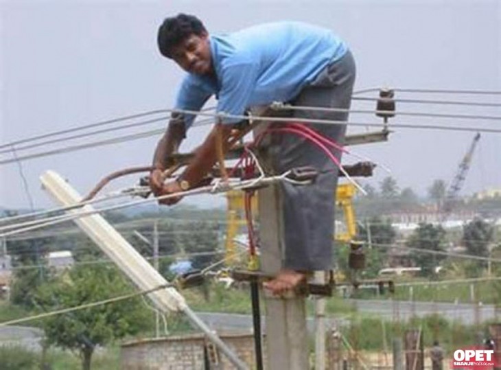 HOMBRE DE LA INDIA ELECTRIFICADO