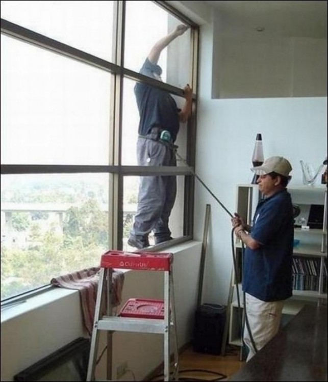 HOMBRES LIMPIANDO LAS VENTANAS