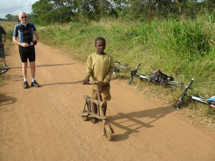 29. Tanzania, Este niño nos muestra orgulloso su bicicleta