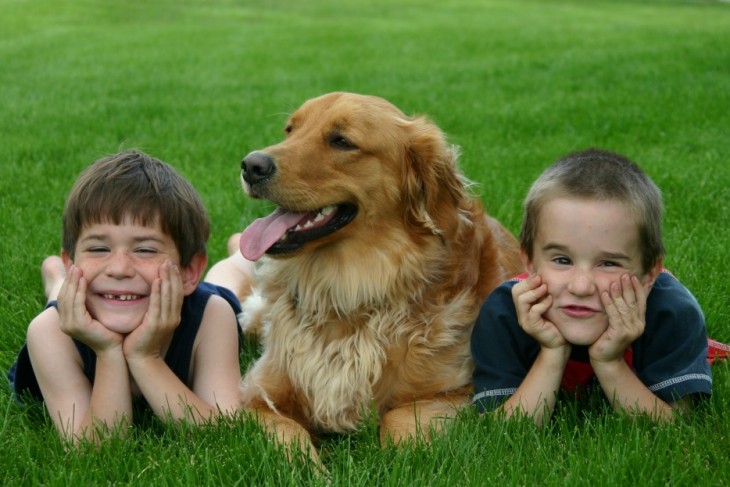 hermanos con su perro