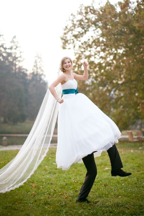 mujer vestida de novia y las piernas del novio