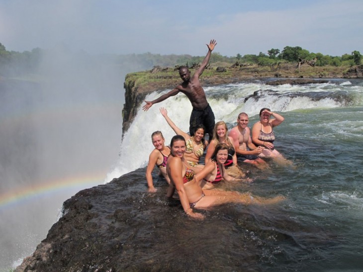 gente en las cataratas victoria