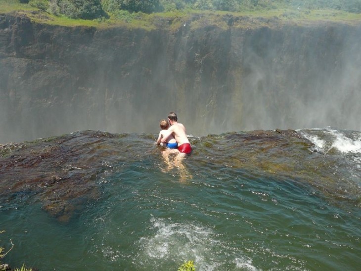 nadando en las cataratas victoria