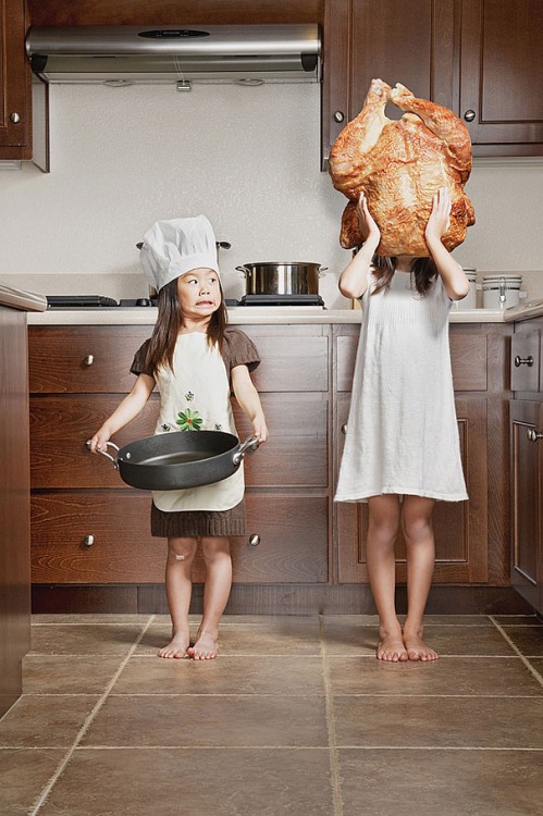 NIÑAS CON UN PAVO EN LA CABEZA