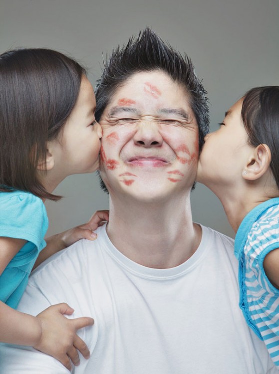 PAPÁ RECIBIENDO BESOS DE SUS HIJAS