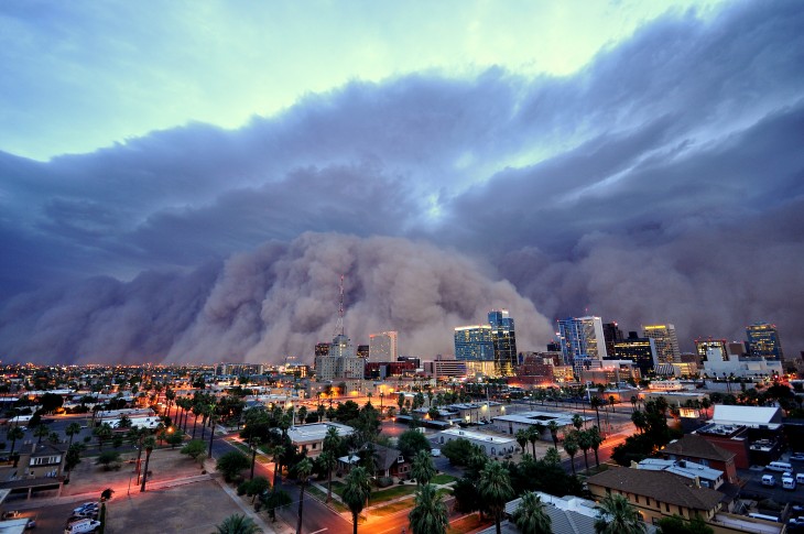 imagen que muestra una tormenta de polvo en una ciudad 