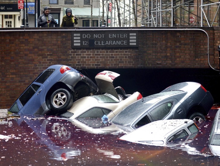 Coches sumergidos en las calles inundadas después del paso del huracán Sandy en Nueva York 