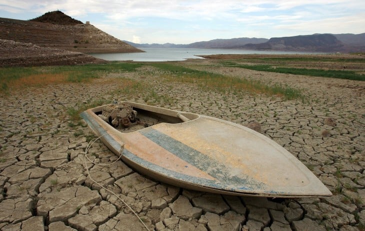 fotografía de un barco hundido en un lago seco de California 