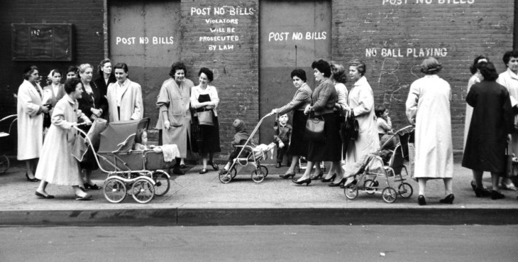 Mujeres en la calle caminando con sus bebés en carreolas 