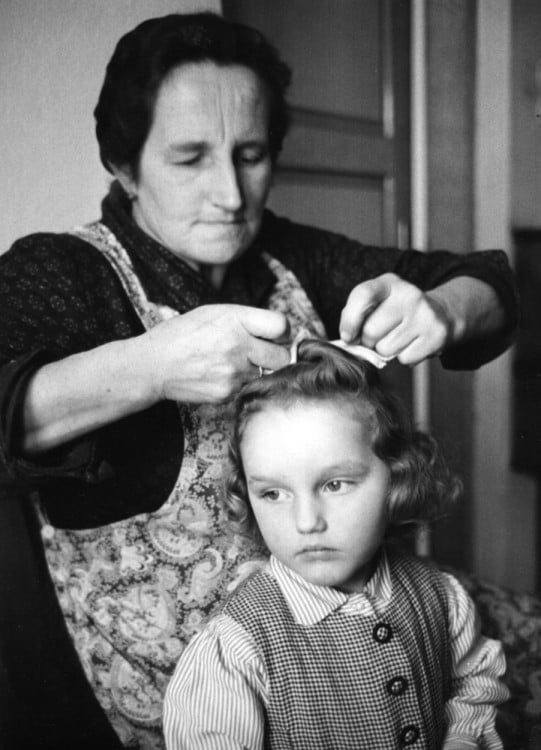 mujer peinando a su hija 