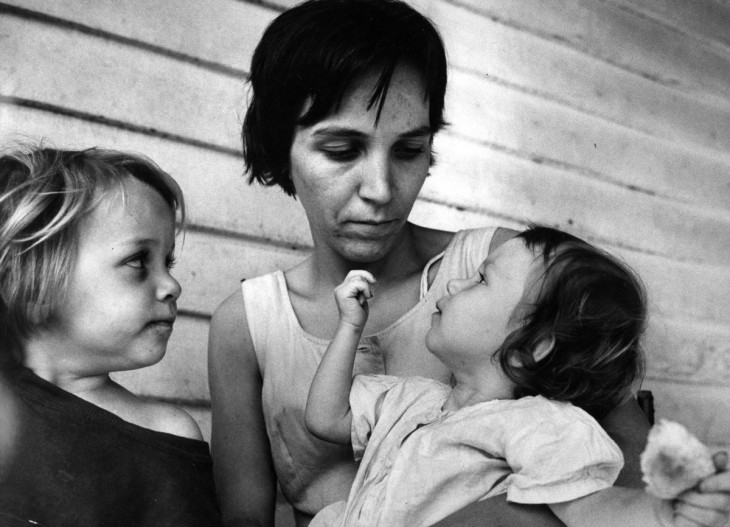 mujer cerca de sus dos niñas