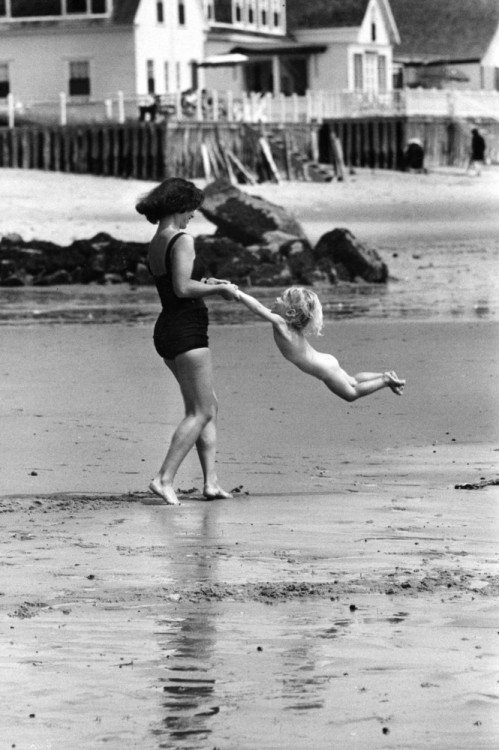 mujer cargando a un niño de las manos 