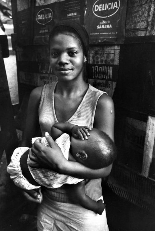 fotografía de una chica africana con su bebé en los brazos 