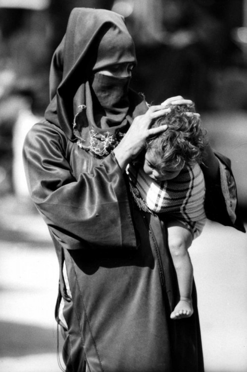 Una mujer árabe acariciando la cabeza de su hijo 