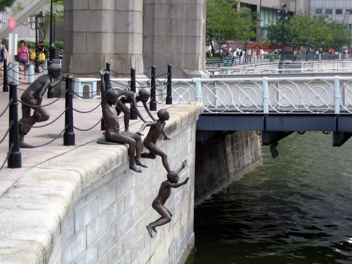 Estatua de Gente saltando al Río en Singapur