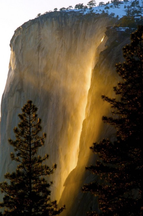 Cascada en el parque nacional de California