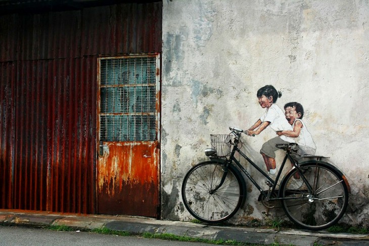 NIÑAS QUE SIMULAN IR EN UNA BICICLETA