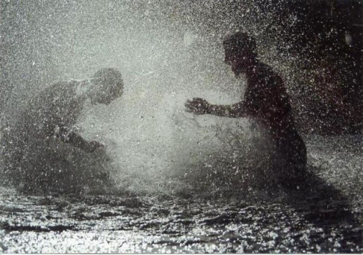 niños jugando bajo la lluvia en Libano