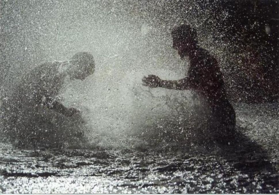 Resultado de imagen para imágenes niños bajo la lluvia