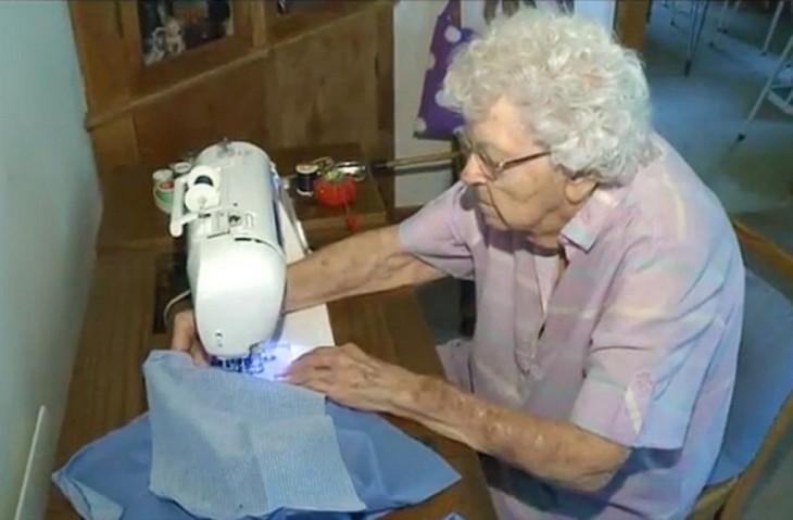 Abuelita de 100 años cose para niños en Africa