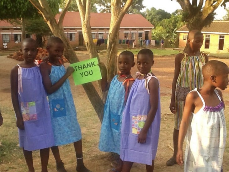 Abuelita de 100 años cose para niños en Africa