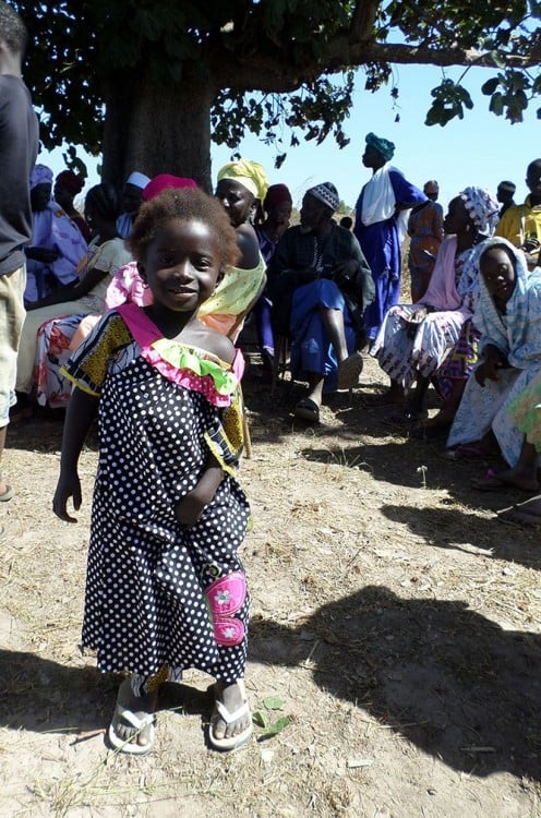 Abuelita de 100 años cose para niños en Africa